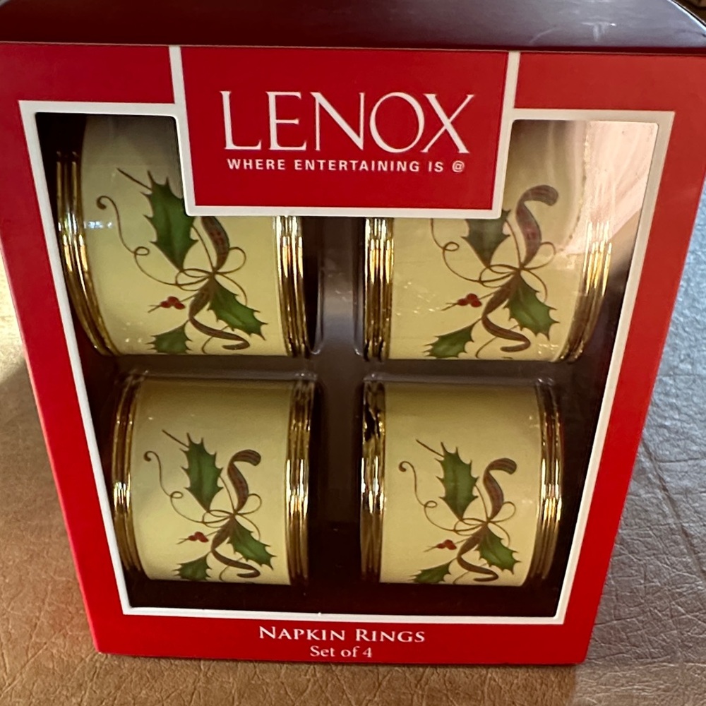 Lenox Cream and Gold Holly Napkin Rings Noveau